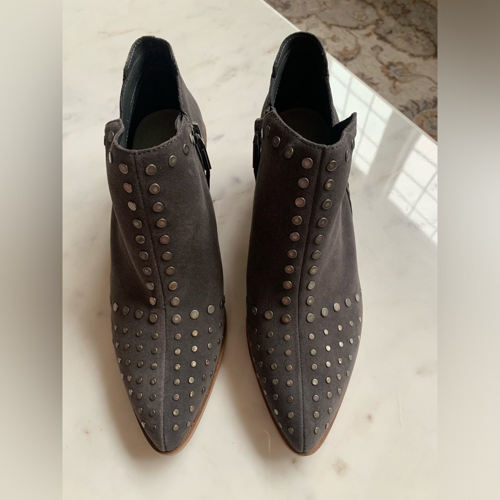 1.State – Loka Studded Bootie
CHARCOAL06 / 8M